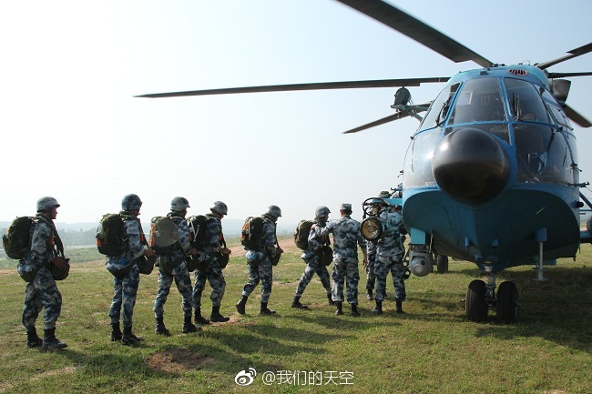 看我空降兵高难度直升机跳伞!