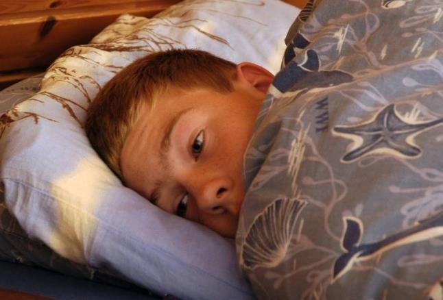 孩子放假时要睡懒觉吗? 家长说出经历, 形成习惯想睡也睡不着!