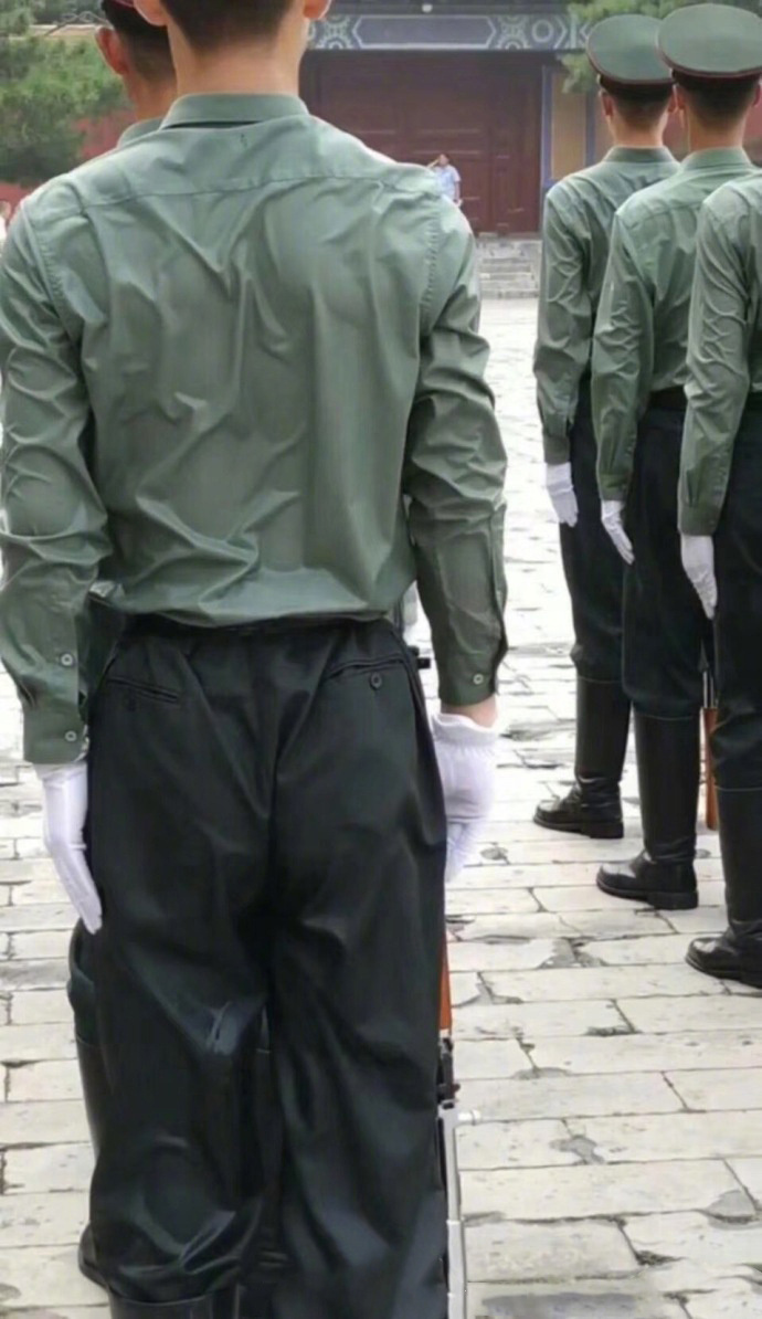 夏练三伏地表38度高温的北京向故宫里的仪仗队战士们致敬