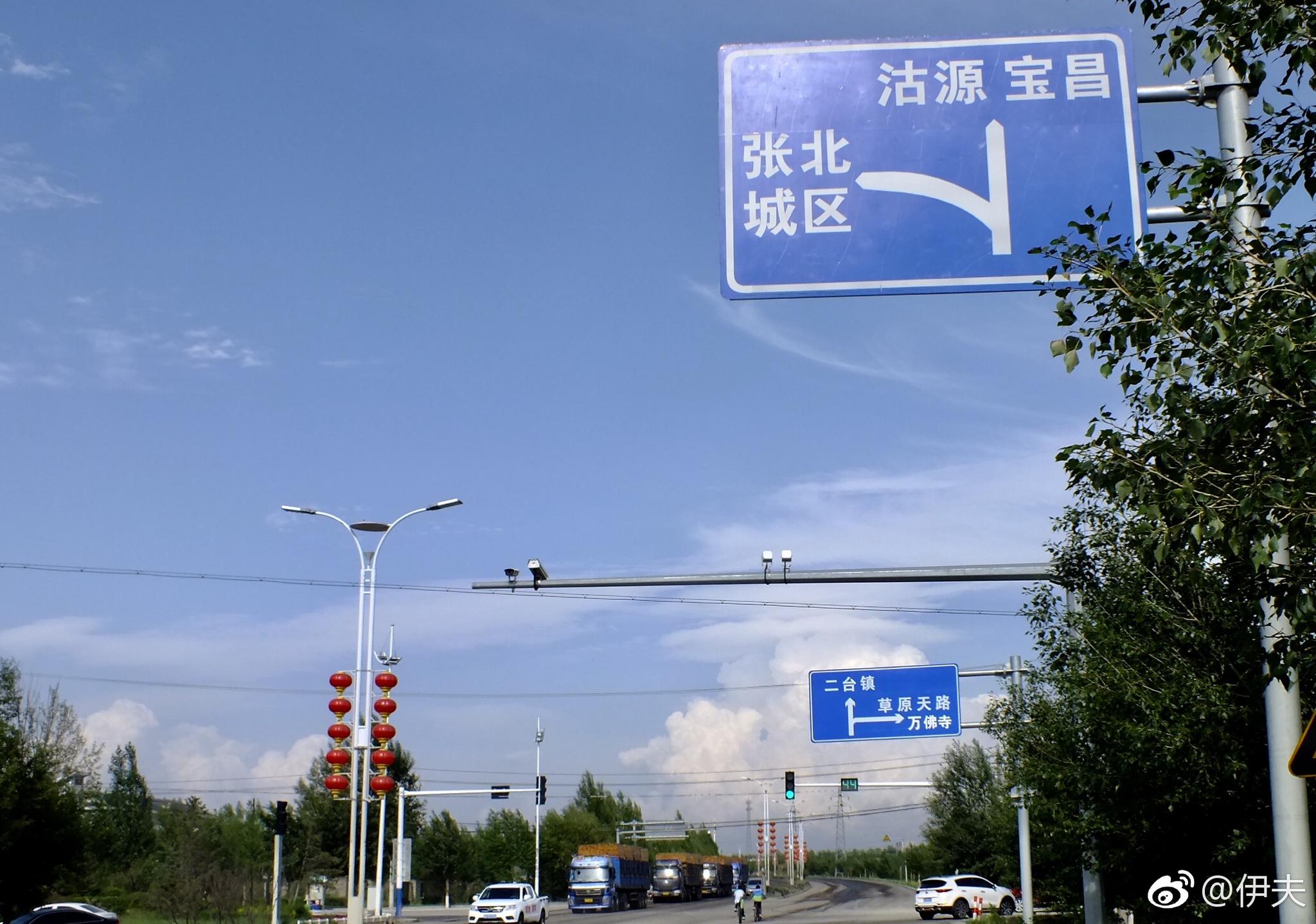 张北的宗教多元化体现在县城东西各有一座天主教堂与南部南山公园内建