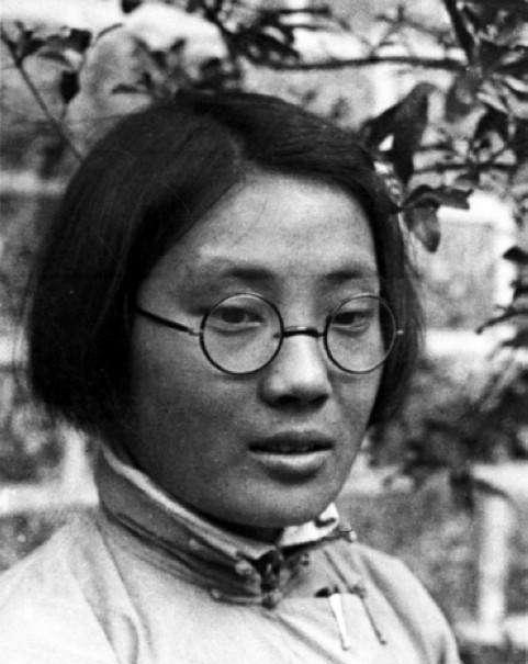 黄永胜将军妻子, 19岁参军入伍, 为妇女工作奋斗一生, 合葬园林中