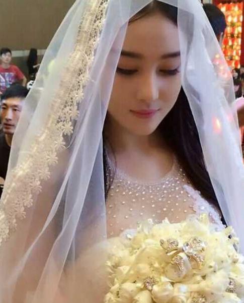 穿婚纱的张馨予美出新高度,白纱遮面似仙女,网友:军嫂就是美!