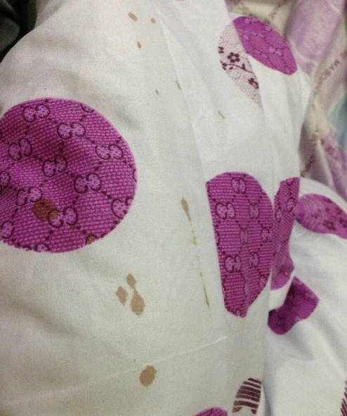 女子发现5岁女儿起床后,被子上有血,医生一番话,女子怒打老公