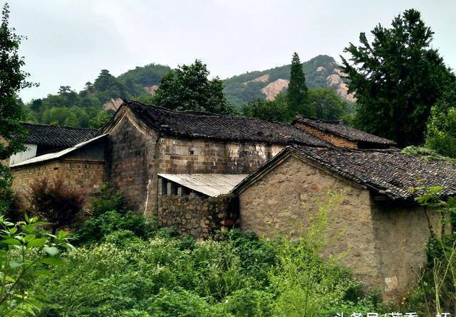 莲塘村位于罗山县灵山西北5公里,谷深十里,分上下两重,有溪流千回百转