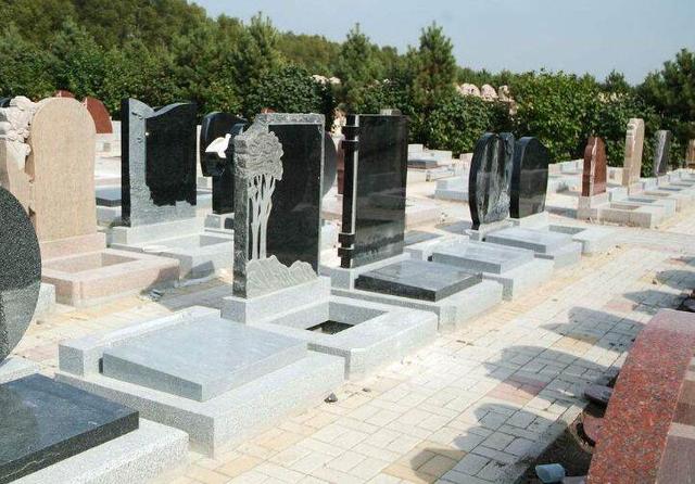 男人盗走妻子财产远走高飞,十年后得知真相的他哭晕在妻子墓前