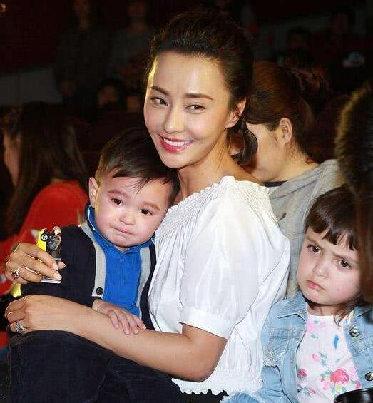 马雅舒晒混血儿女理发照,米娅和爱登颜值越来越高啦