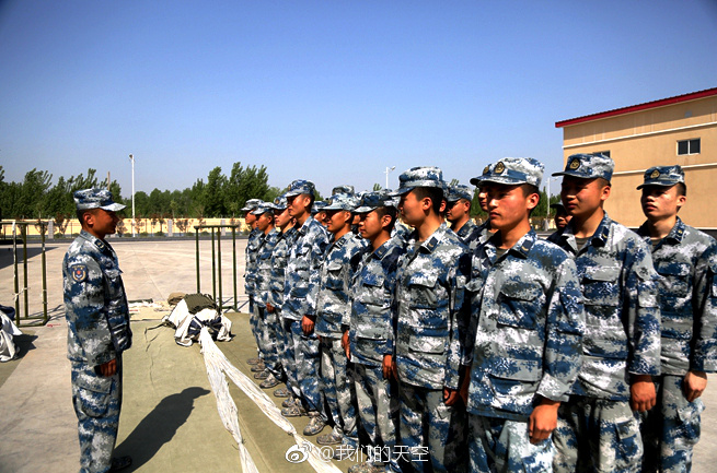 直击空降兵叠伞训练有一个至亲至爱的战友叫我的主副手
