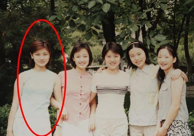 但是和年轻的胡可比起来还是有点差距的,毕竟两个人虽然长相精致,不过