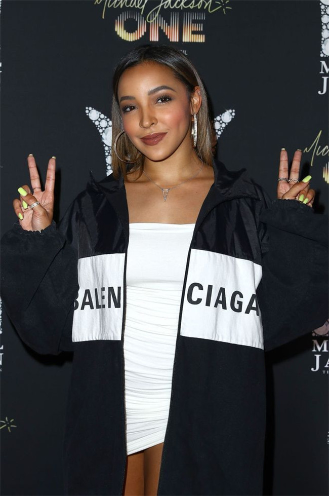 西蒙斯前女友最新照片曝光披外套大秀美腿身材气质不输詹娜