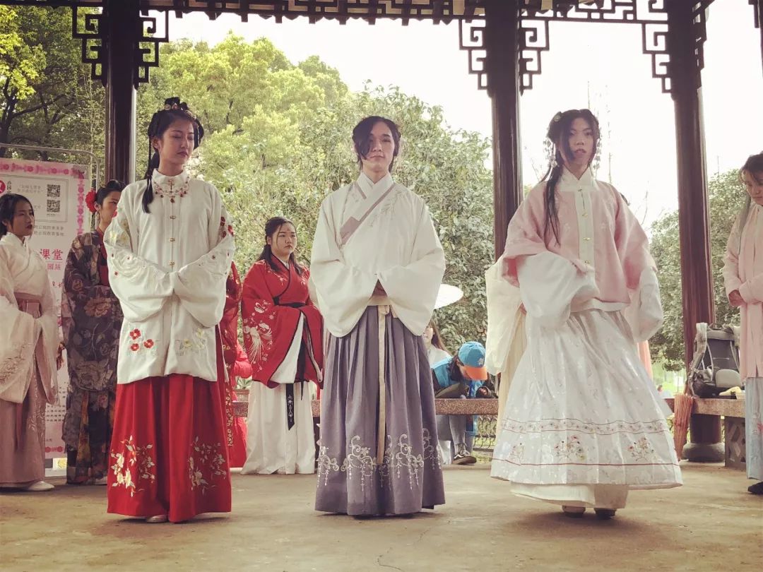 众汉服同袍共庆花朝节:华夏有服章之美故谓之华