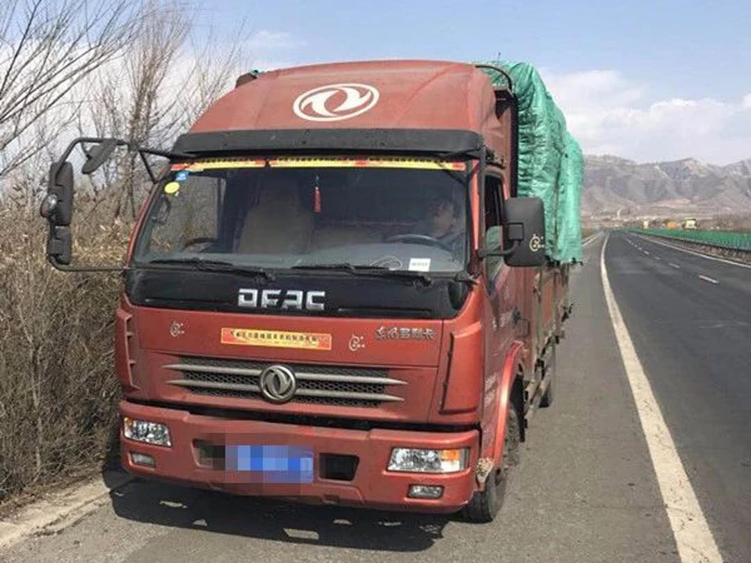 大货车在高速应急车道没动静, 走近发现司机在呼呼大睡