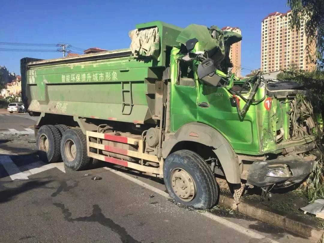 民警到达现场后,看到肇事的绿色翻斗车驾驶室损毁,前部受损严重,车头