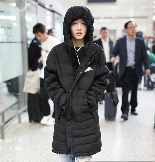 周冬雨想啥呢,穿长款羽绒服走机场,网友:别人过夏你过冬?