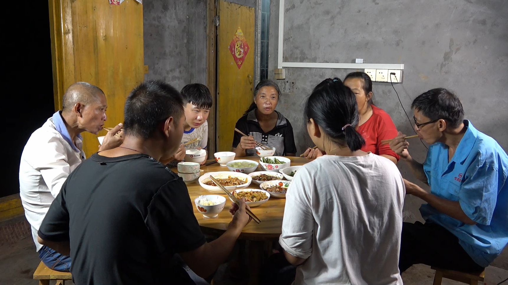 农村四哥:王四家今天聚餐,妈妈炖了猪头骨,一大家在一起真好