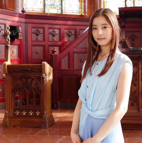 新木优子发日剧花絮照清新裙装优雅端庄