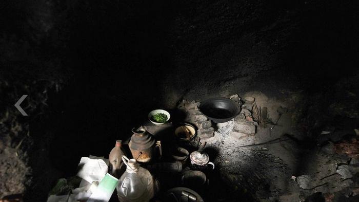 五旬光棍老汉穴居山洞, 二十年夜不闭户, 嗜酒如命最可怕