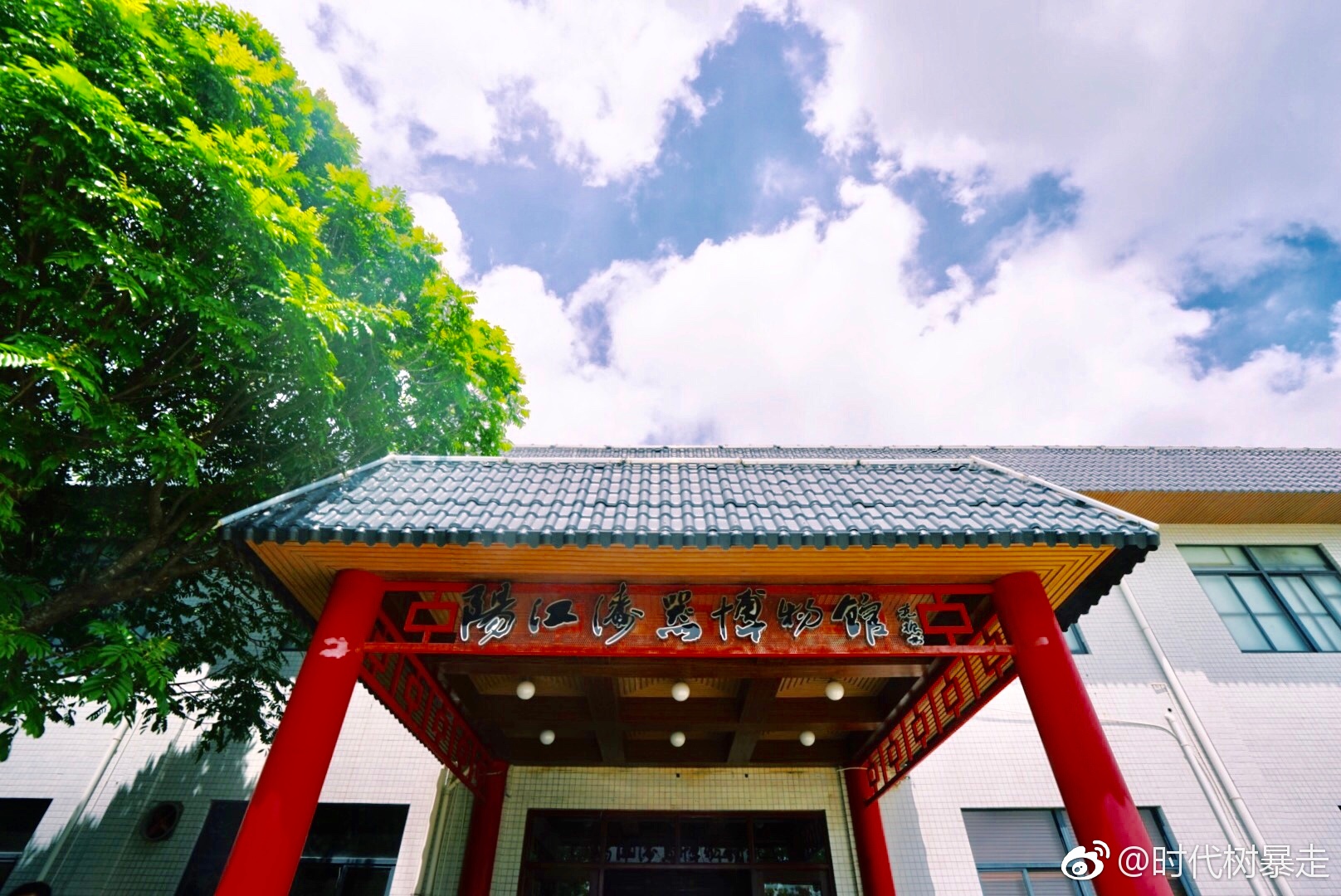 从阳江碧桂园凤凰酒店开车出去大概20分钟就来到了漆器院