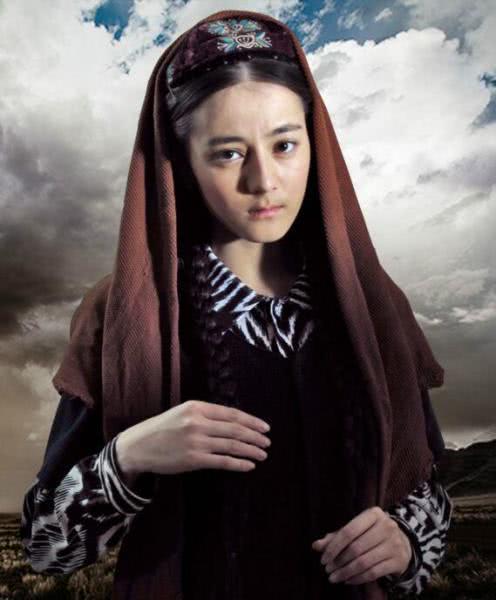 迪丽热巴刚出道造型曝光,外型土气皮肤黝黑,和现在大不一样