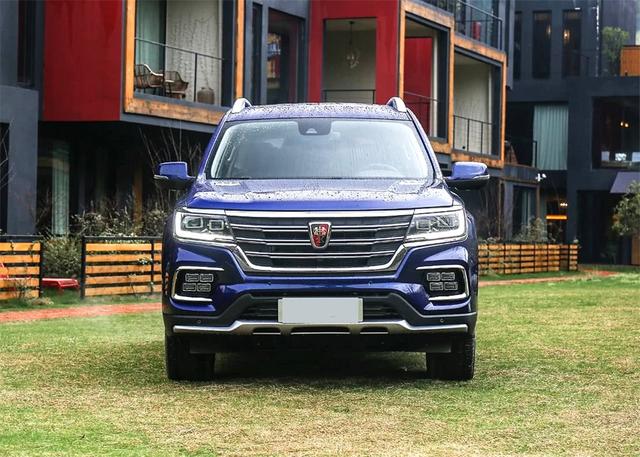 作为一款全尺寸suv,荣威rx8在外观上非常有气势,这点从其尺寸也可以