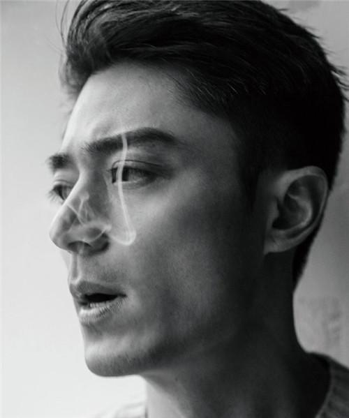 霍建华黑白造型大吐烟圈,造型超级man,林心如眼光还真不错