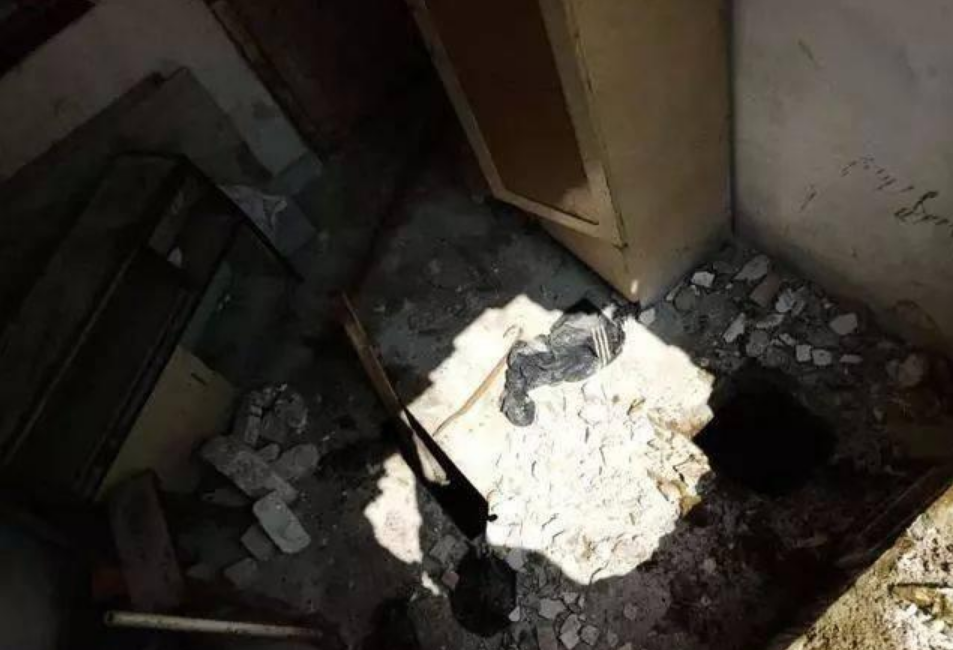 山西一孩子手机掉茅坑父亲叔叔帮捞手机相继身亡你怎么看