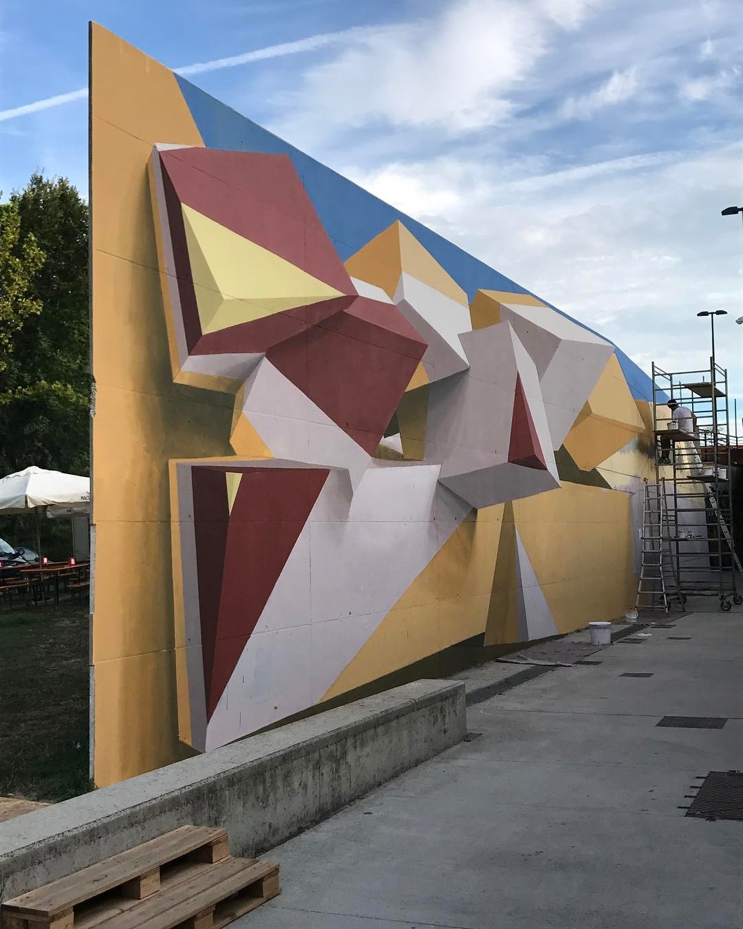 让人产生错觉,艺术家在建筑上绘制3d立体壁画