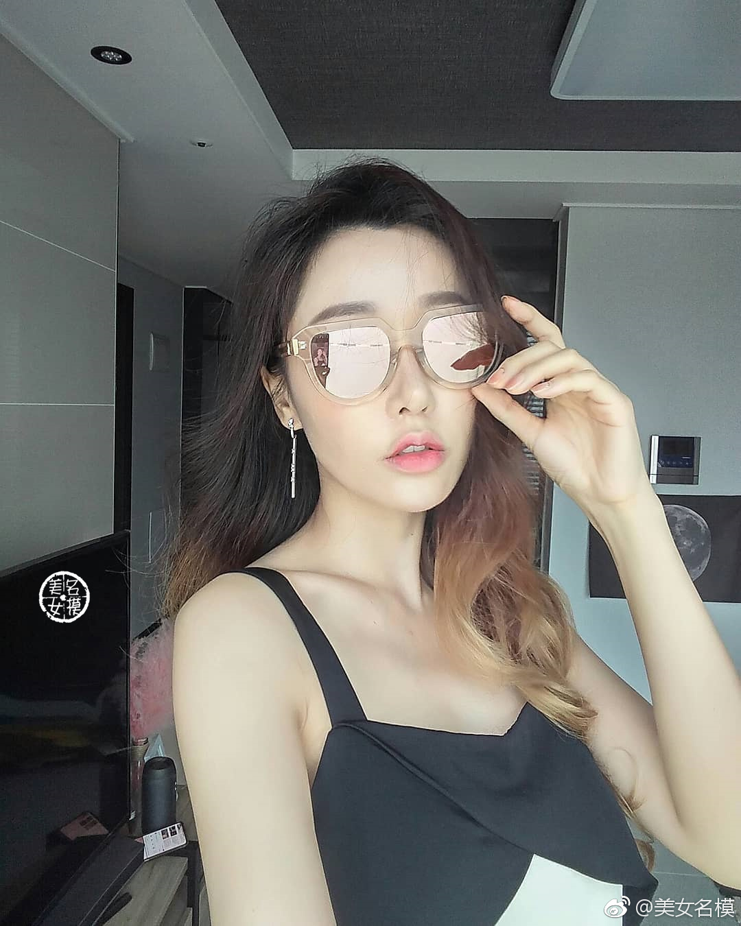 颜值美女的墨镜,有点酷!