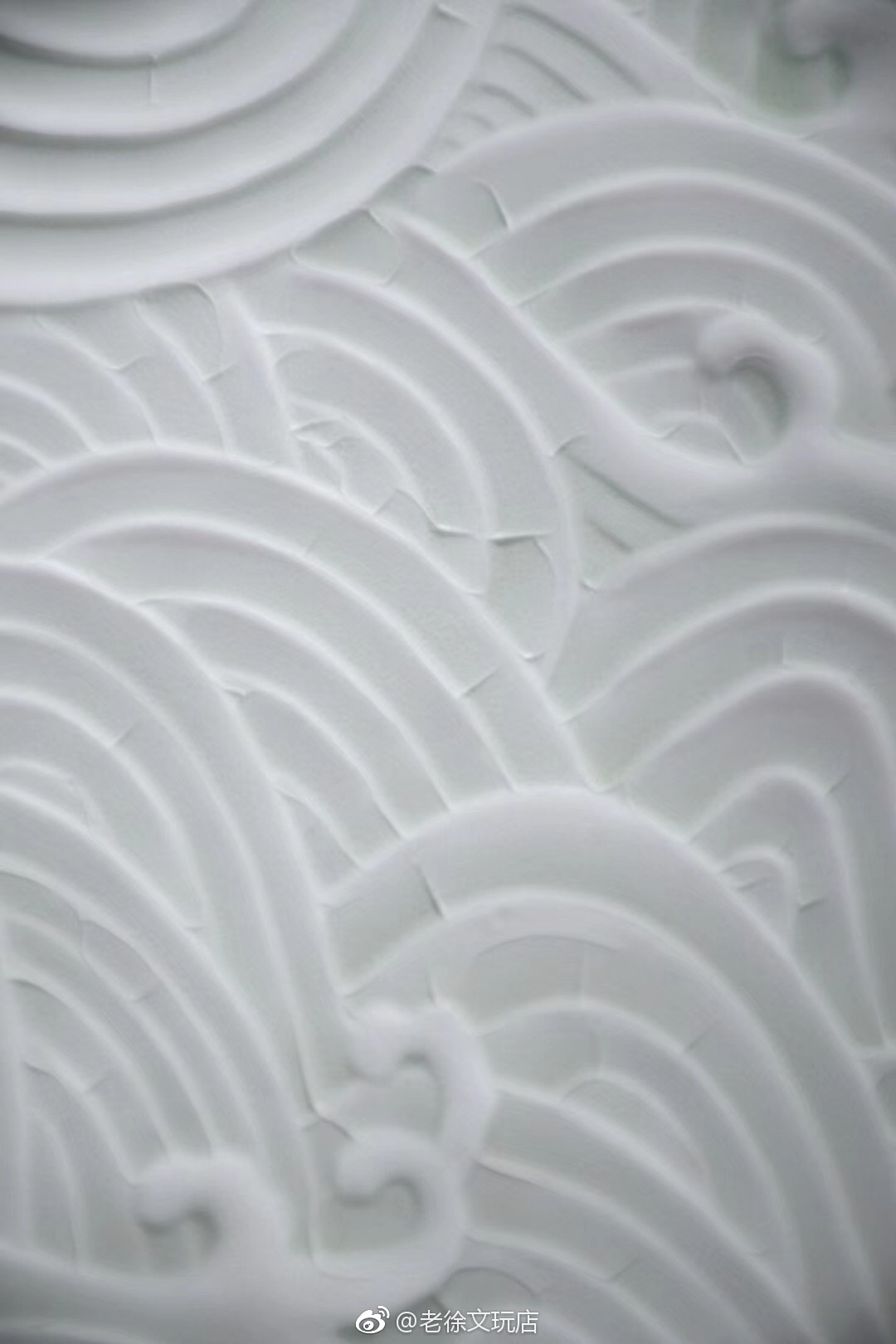 微博收藏 等待晾干的泥坯,纹理沟壑清晰可见,施釉烧成后,湖影釉面