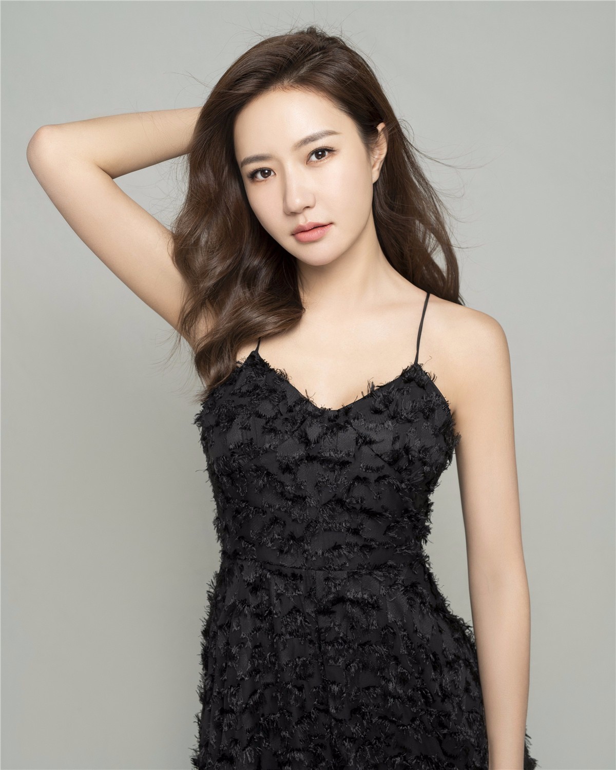 韩雨芹优雅黑裙写真曝光  气质迷人仙气爆表