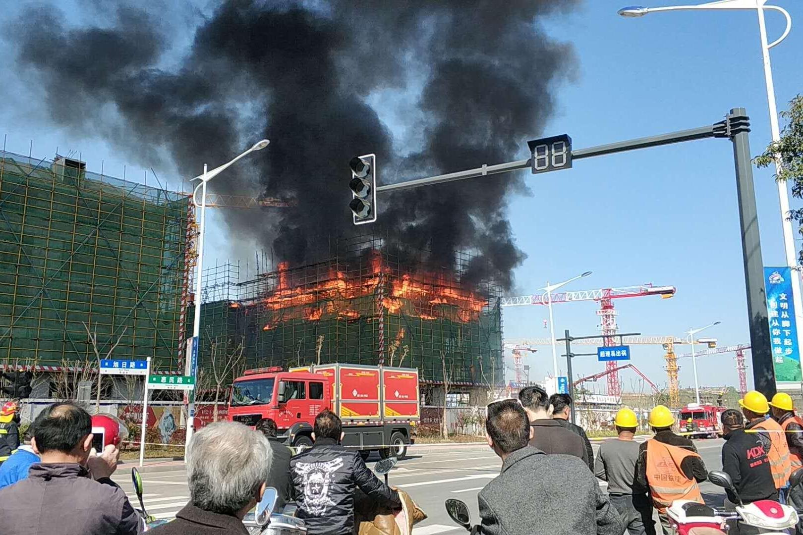 盐城一在建的多层建筑工地突发大火, 现场浓烟滚滚(视频)
