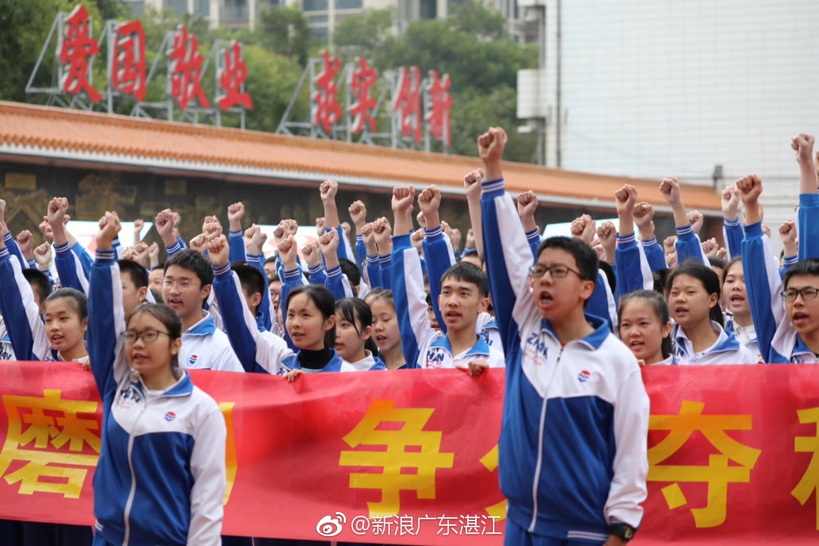 湛江市二中2018年中考喜报 上百人考回母校高中部