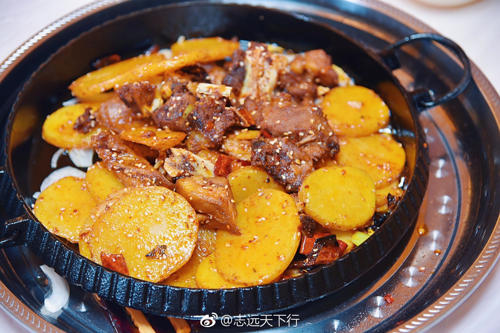 来到"万华度假村"品尝了一顿正宗的藏餐:酸奶,盖碗茶,酥油茶,炕锅羊排