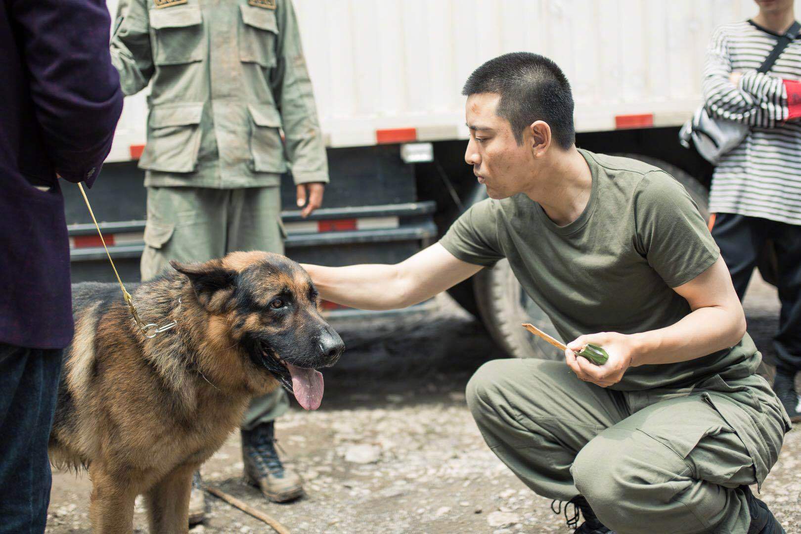 "图中,他身着军装,留着干练的平头,眼神坚毅,力量感十足.