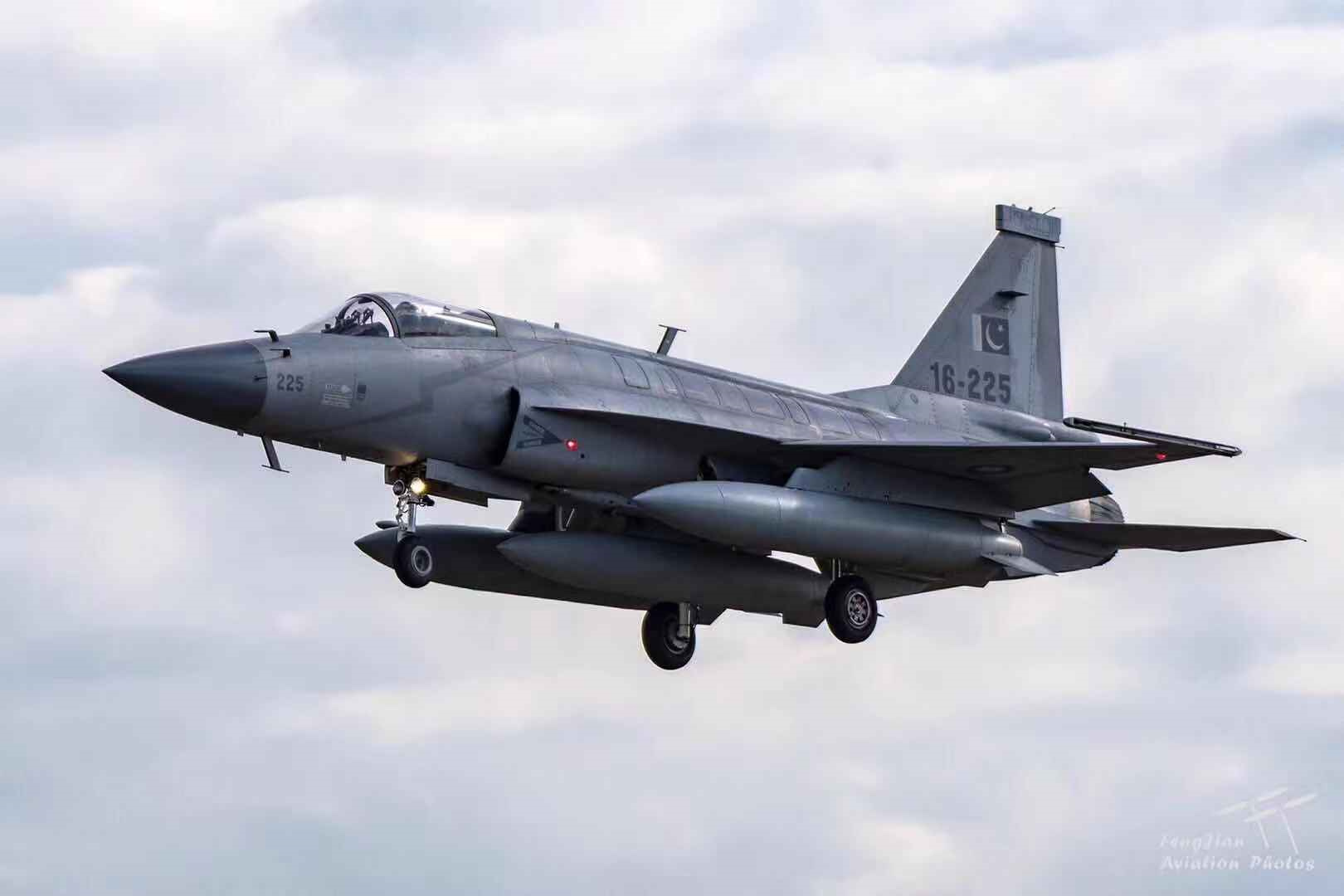 参加的巴基斯坦空军三架枭龙战机,10月31日傍晚落地珠海机场