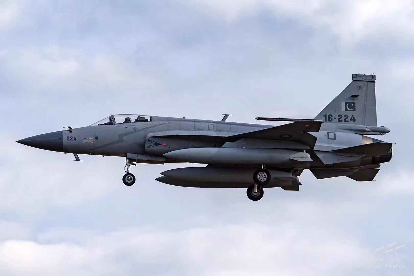 参加的巴基斯坦空军三架枭龙战机,10月31日傍晚落地珠海机场