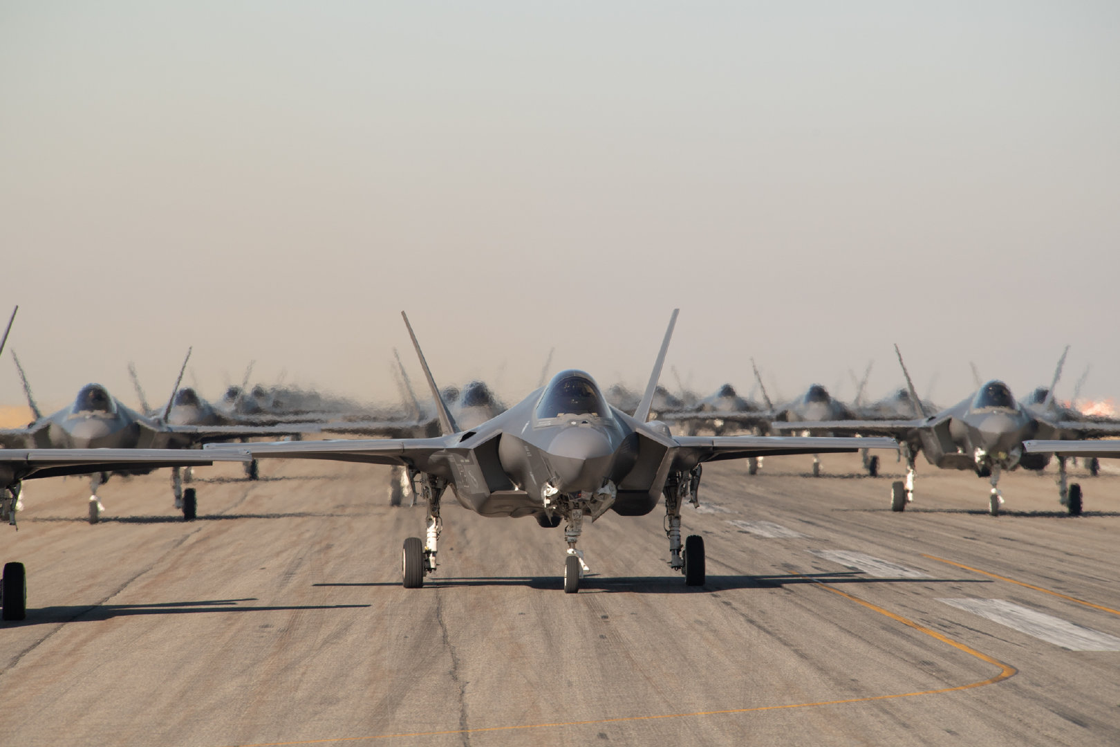 美国空军f-35战斗机首次大象漫步