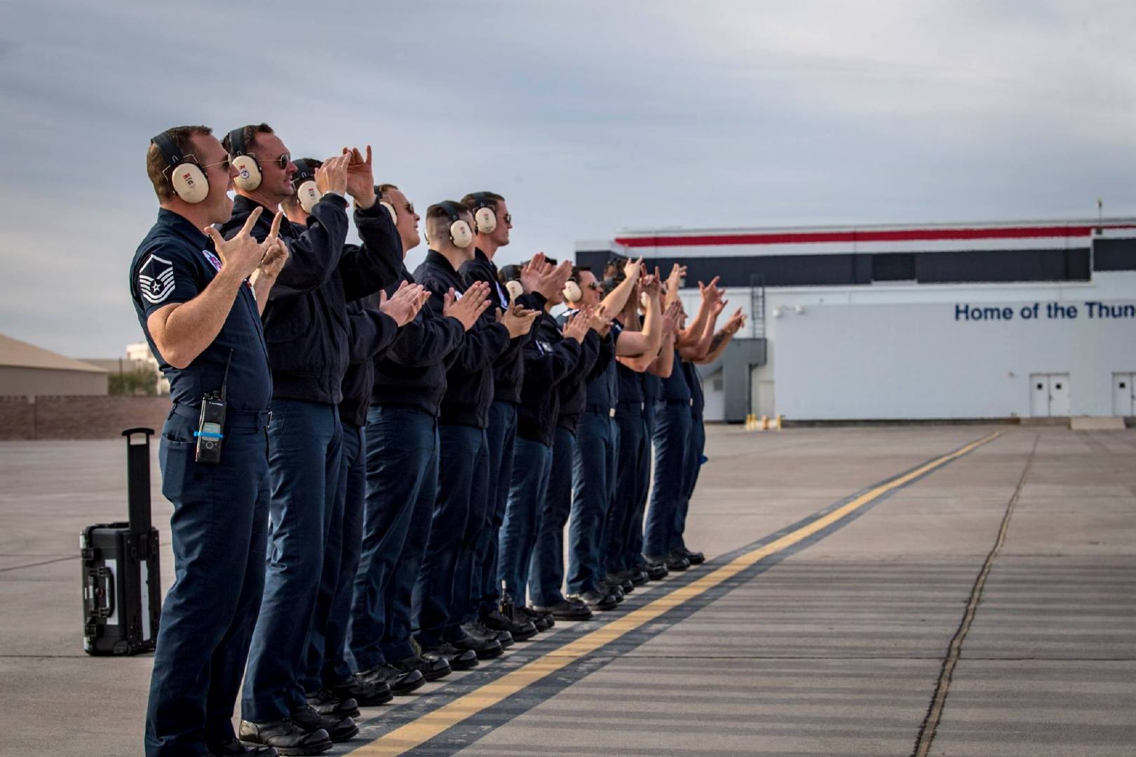 美国空军雷鸟飞行表演队的地勤人员