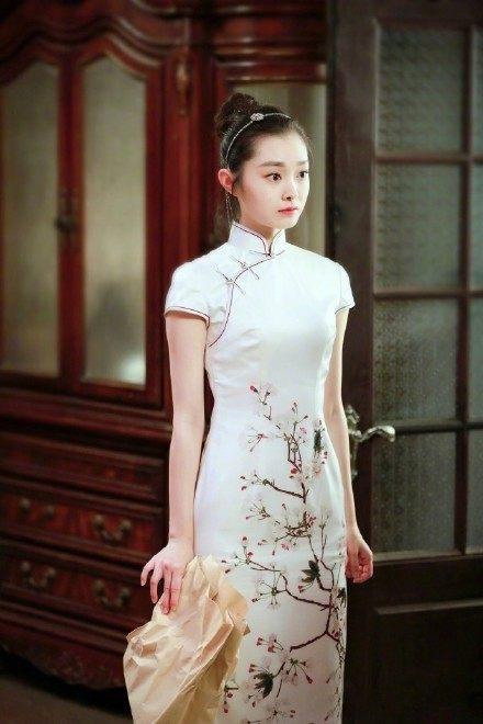 刘诗诗,一个穿着旗袍的美艳女子,她的光环甚至已经超过了女主