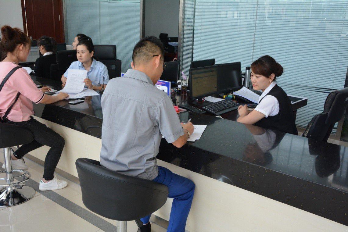 去银行办业务 小伙等了半天没人来 说了一句话 经理就出现了!