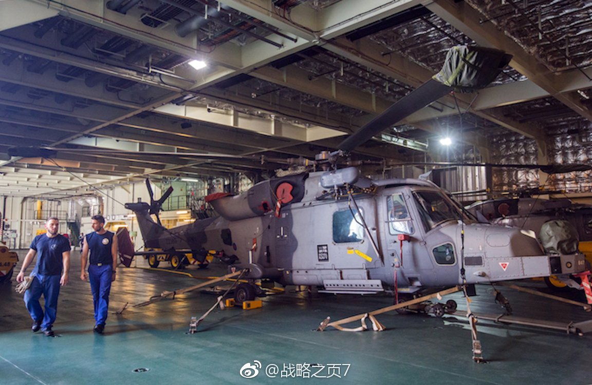 6月2日法国海军两栖攻击舰迪克斯梅德号护卫舰絮库夫号抵达越南富美