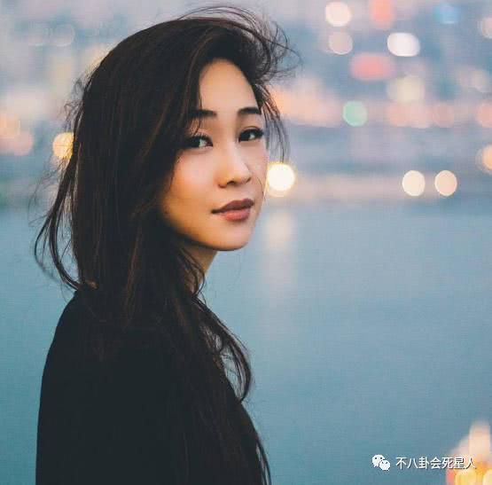 他的外孙女魏韵芝颜值颇高,在2016年曾经参选香港小姐,表现还不错