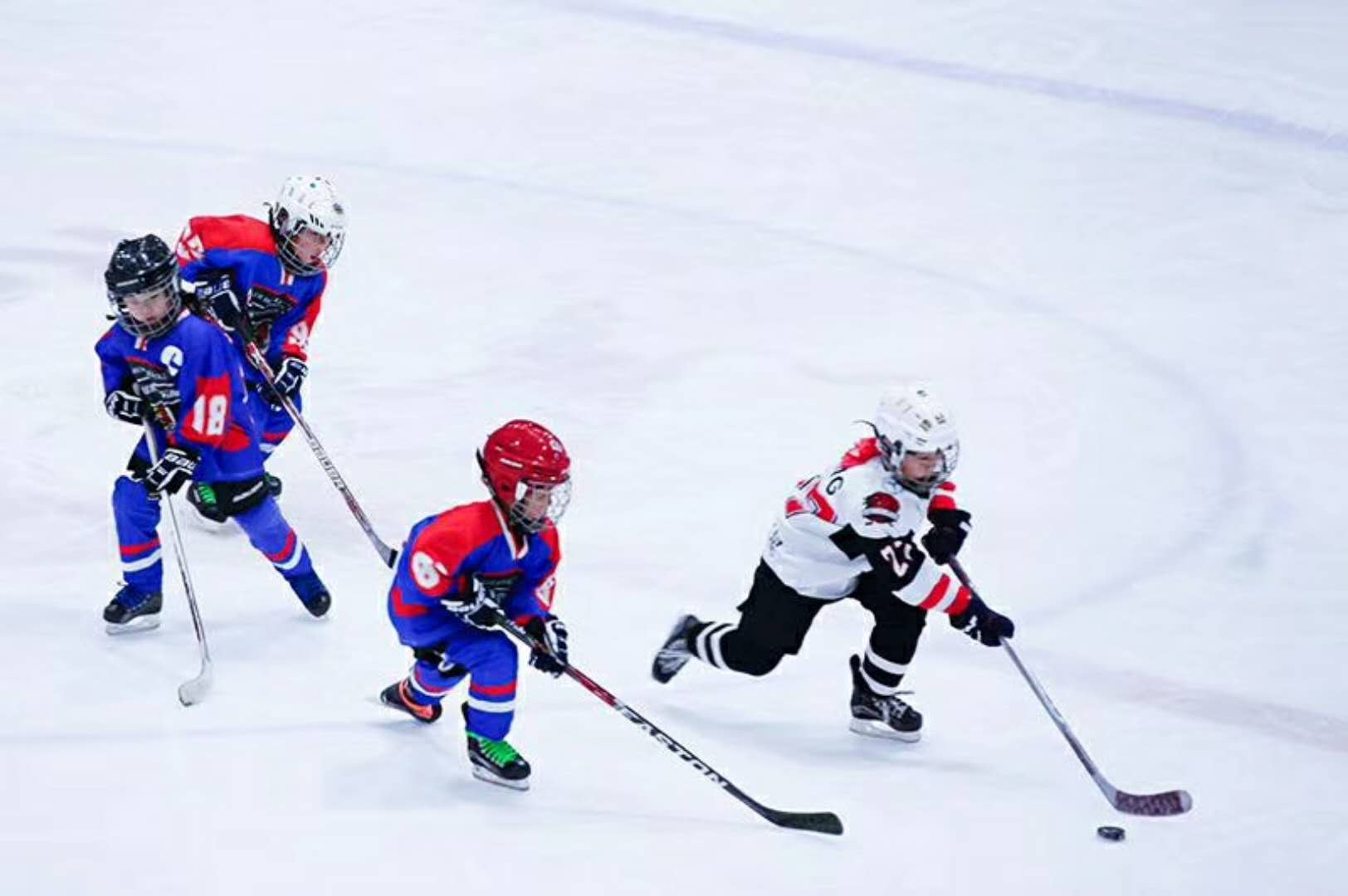 为了顺利举办2022年冬奥会北京中小学生开始火热练习冰球