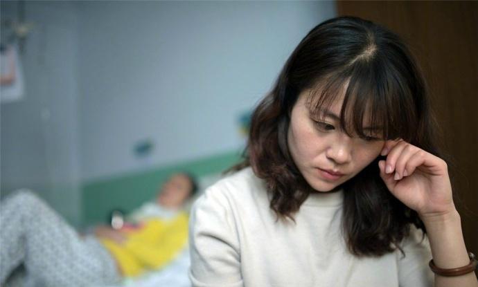 苗虹,山西的一名普通护士,2016年母亲突发脑出血,昏迷不醒.