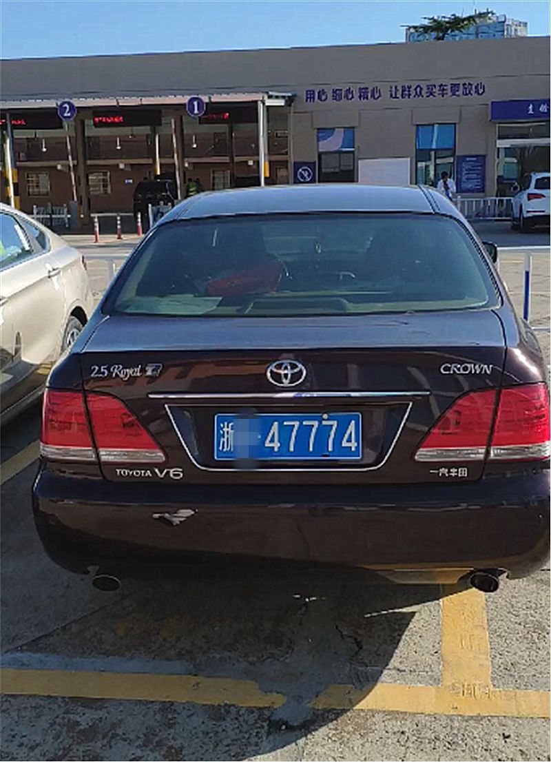 浙江偶遇33万丰田皇冠,车牌连号,但国人最讨厌的数字都在牌上