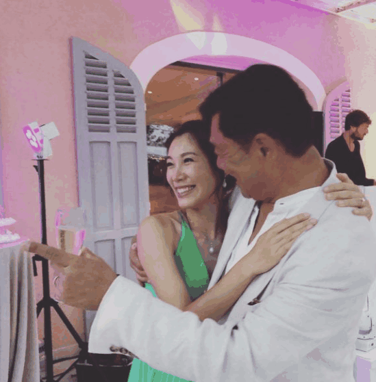 李美慧嫁富商老公曾文豪当日,伴娘团姐妹收到厚厚开门利是,至少每封