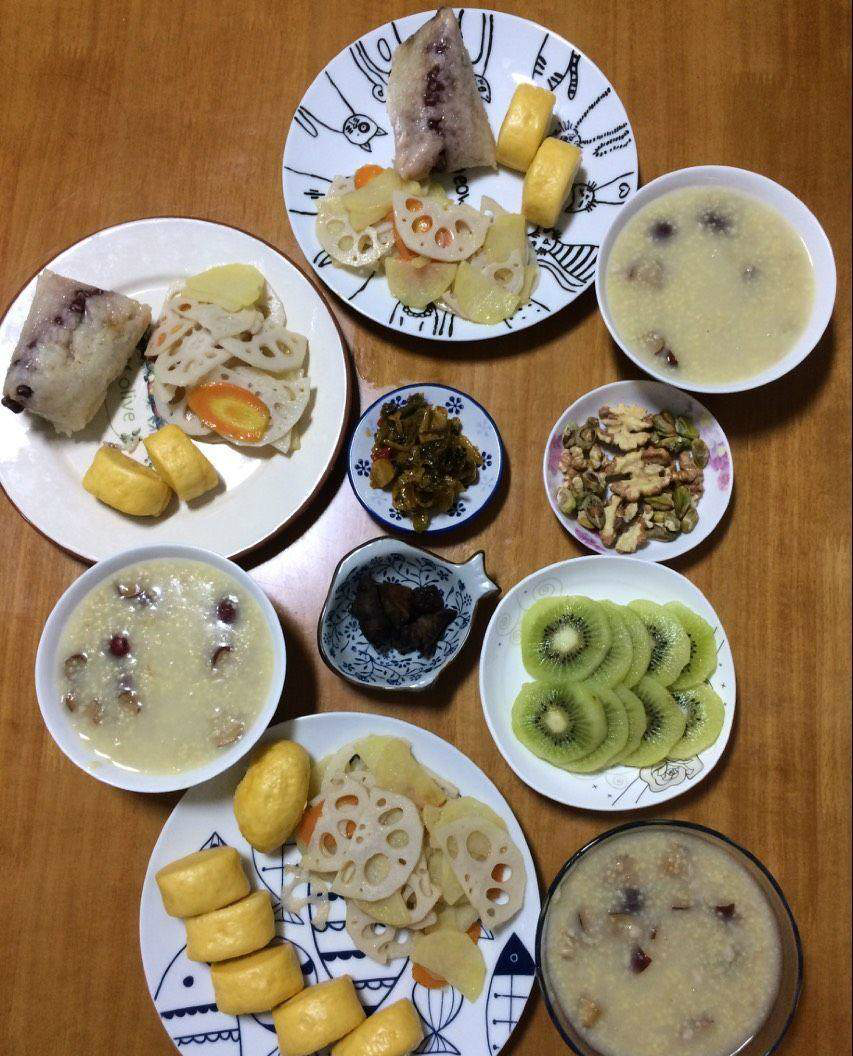 孩子上小学后,妈妈开始学做早餐,以便满足孩子的营养需求_新浪看点