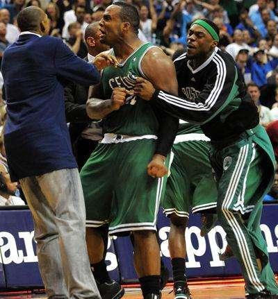 nba"大宝贝"的5个故事:因爱哭而被叫大宝贝曾双手举起奥尼尔