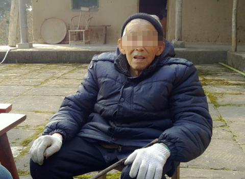 爷爷死不瞑目,临终前曾死抓沙发,我拆开沙发一看,发现他的秘密