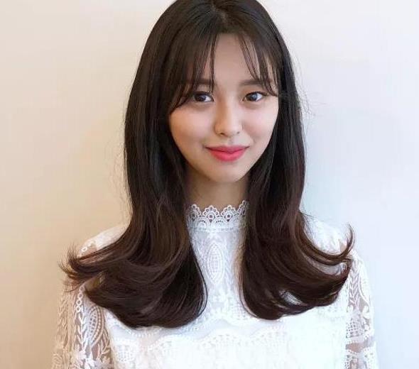 2018最火空气烫发,中分 空气烫中长发,瘦脸时尚尽显慵懒知性美