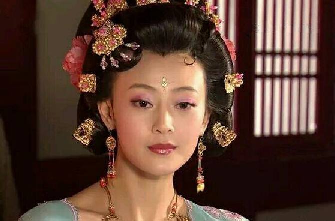 她15岁当了小妾,之后被皇帝强行霸占成为妃子,下场非常凄惨!
